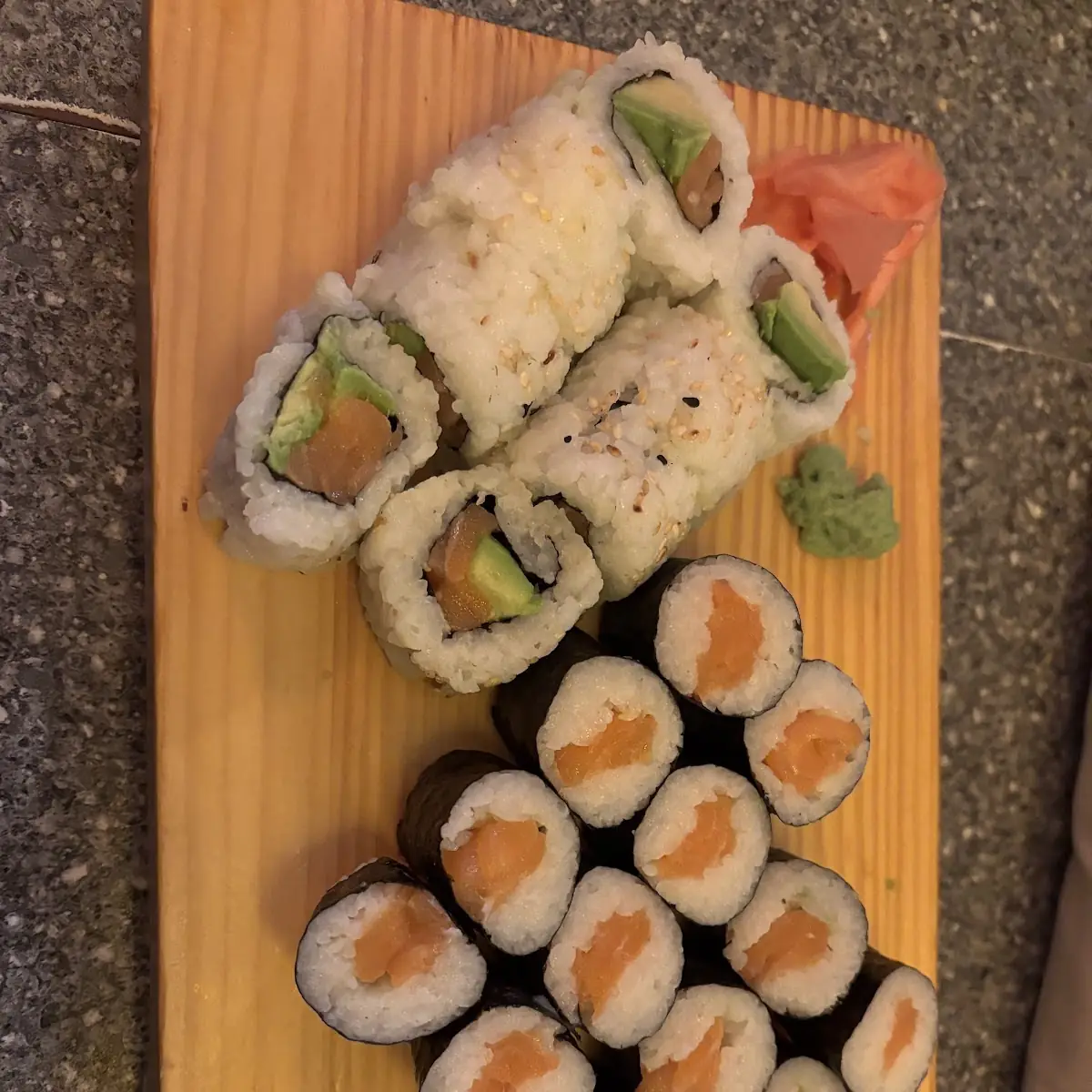 Lachs Und Avocado Maki