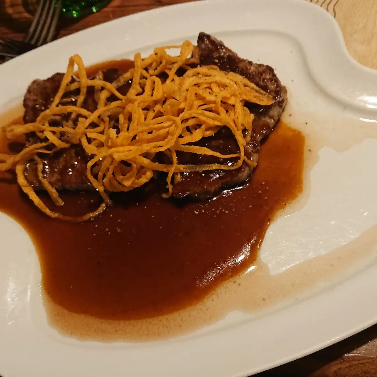 Zwiebelrostbraten Mit Speckbohnen Und Kroketten