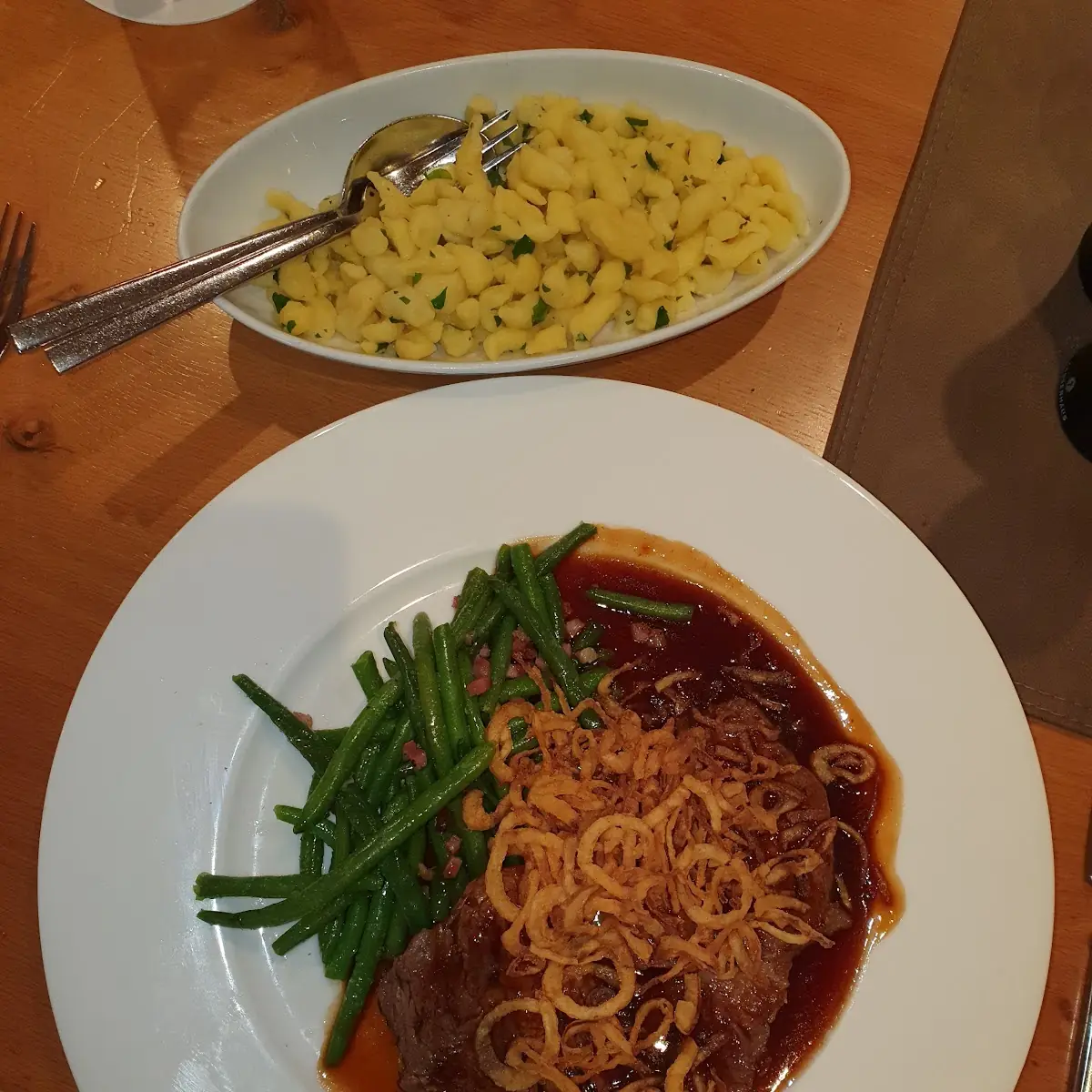 Zwiebelrostbraten Mit Speckbohnen Und Spätzle