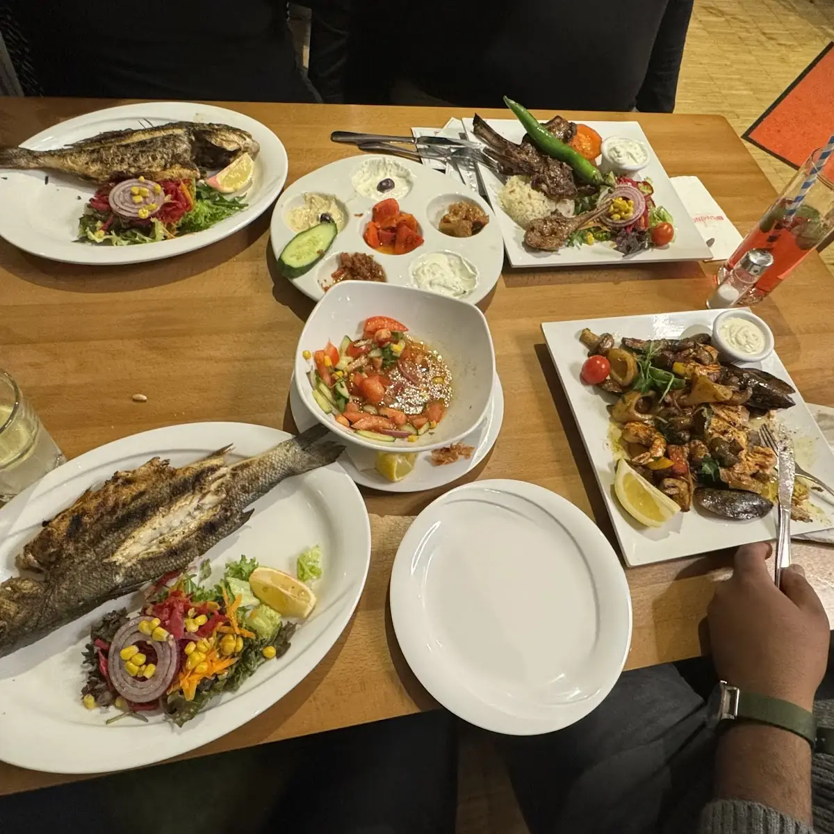Garnelen A D Pfanne Gegrillt Mit Gemüse Goldbrasse Makrele Gegrillt Fisch Und Leckere Saucen