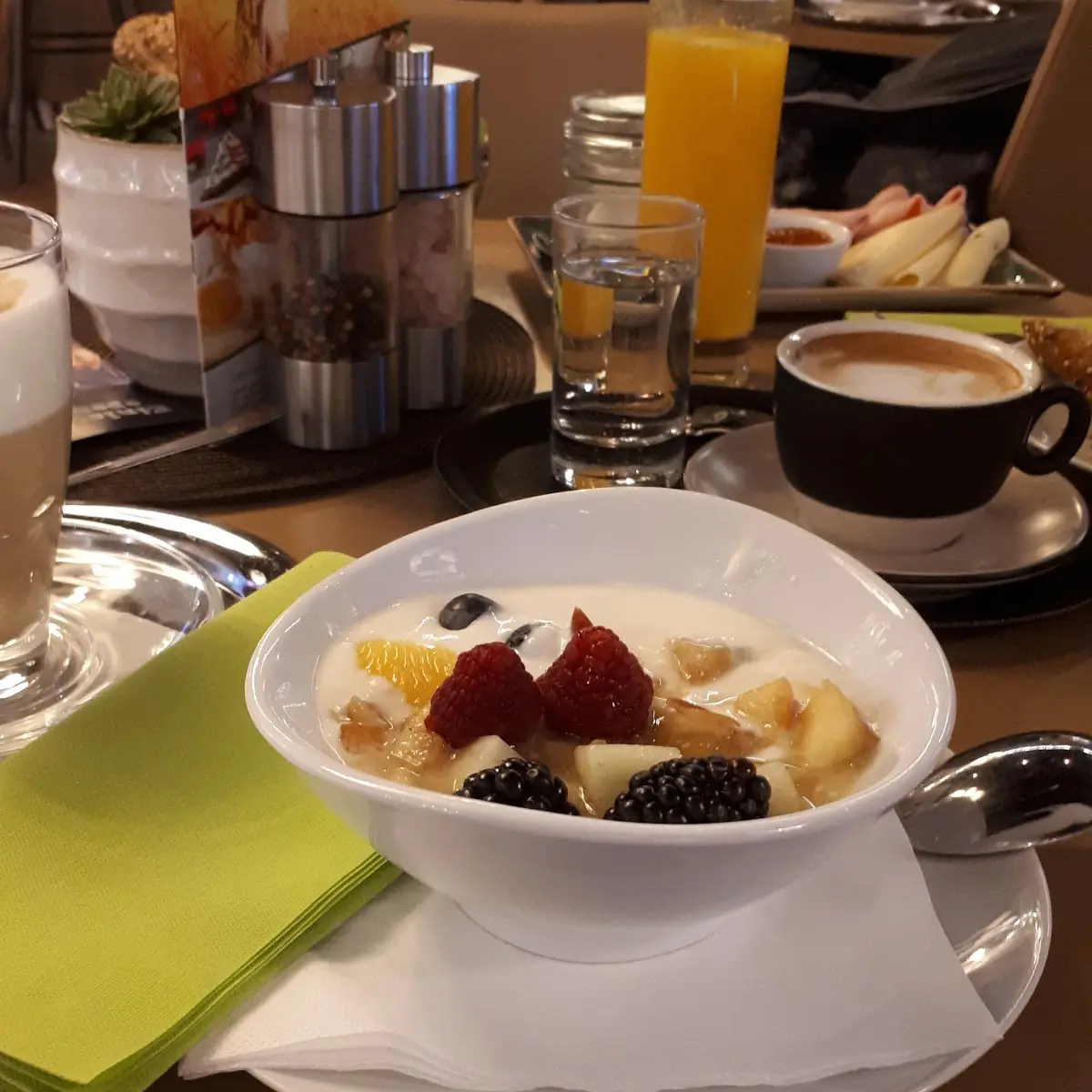 Joghurt Mit Ahornsirup Und Obst