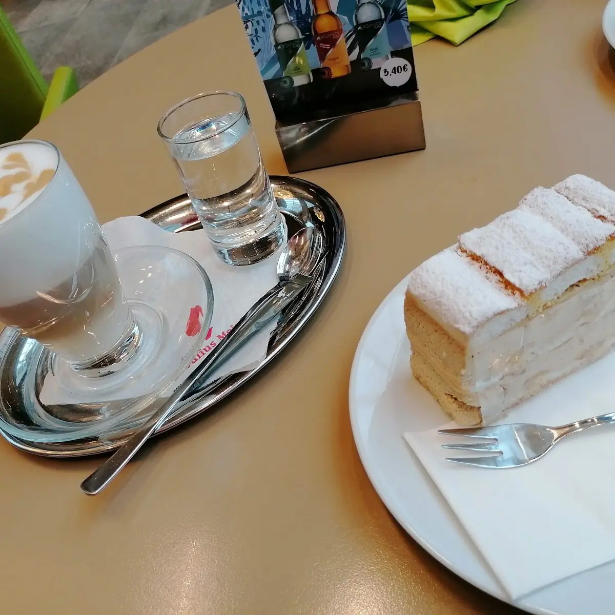 Kardinalschnitte Und Café Latte