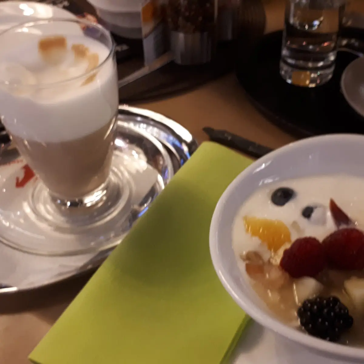 Latte Macchiato Mit Joghurt Ahornsirup Und Obst