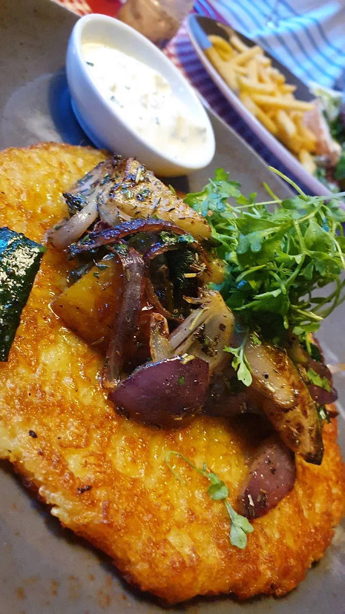 Kartoffelrösti Mit Gemüse Und Sauerrahm