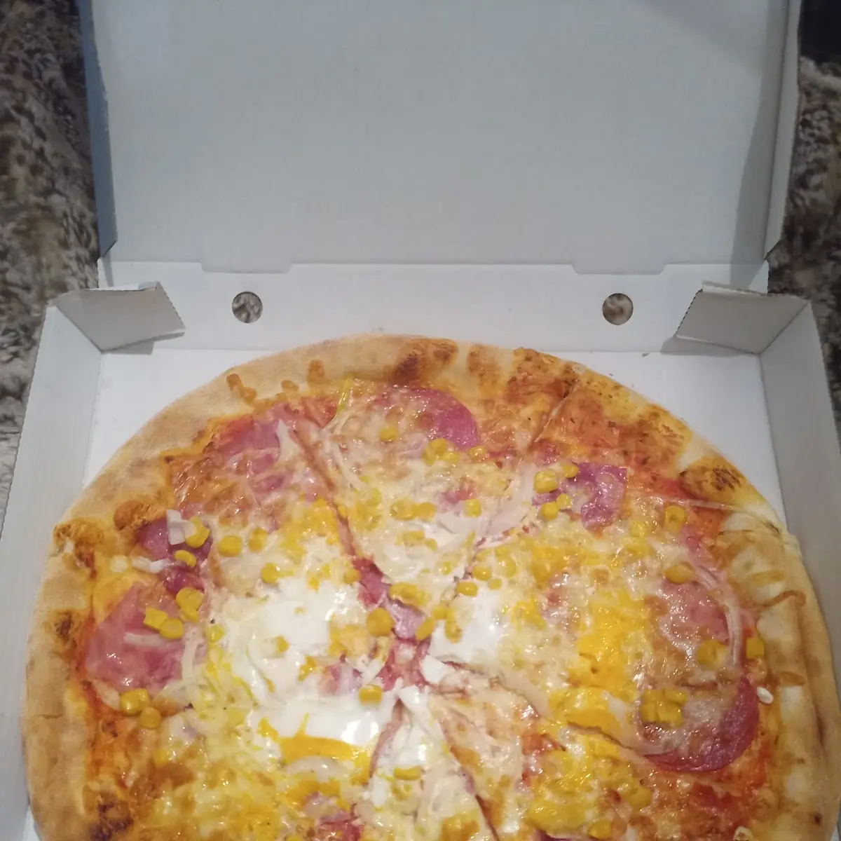 Pizza Salami Mit Extra Mais Zwiebel Und Knoblauch