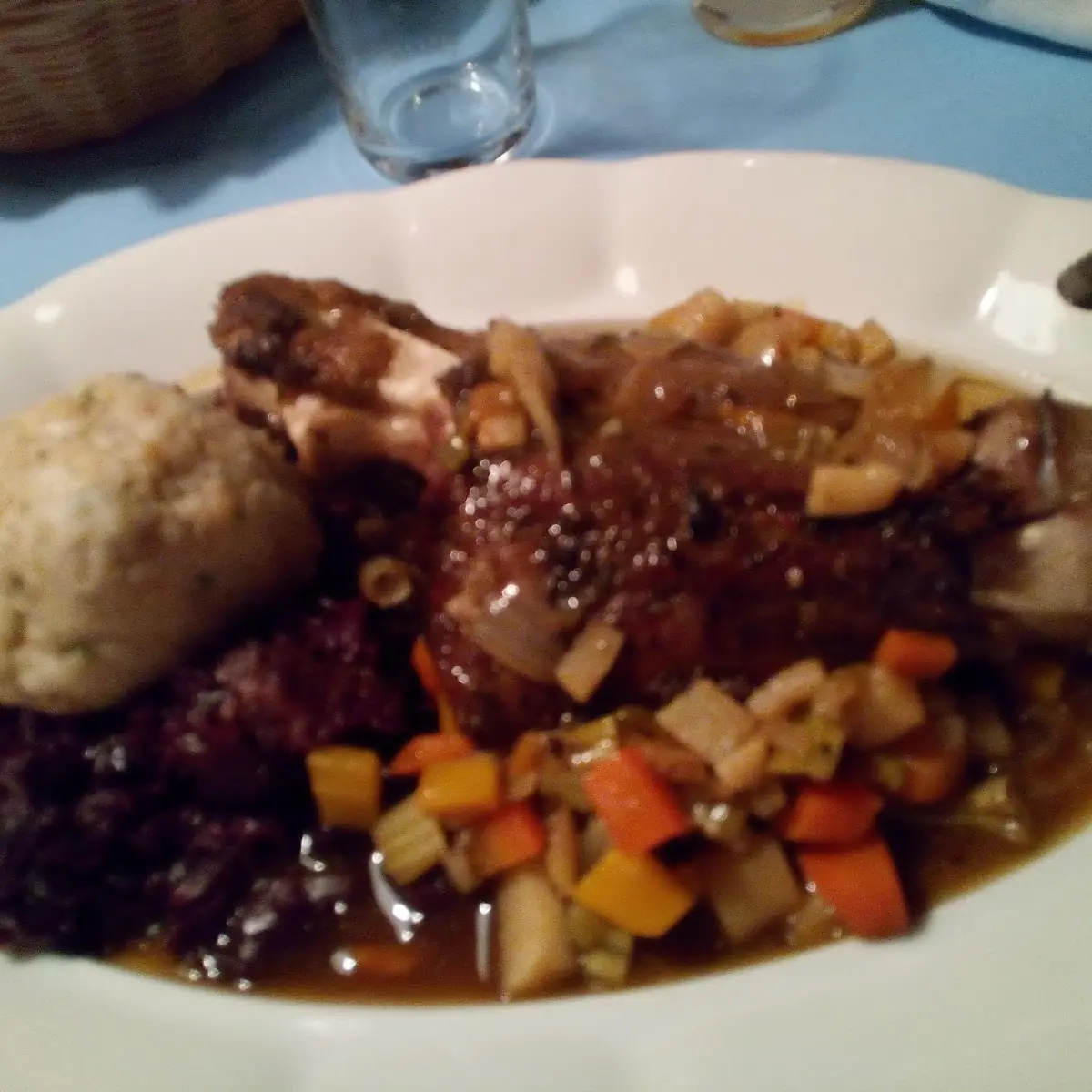 Frischlingslauf Mit Gemüse Und Knödel