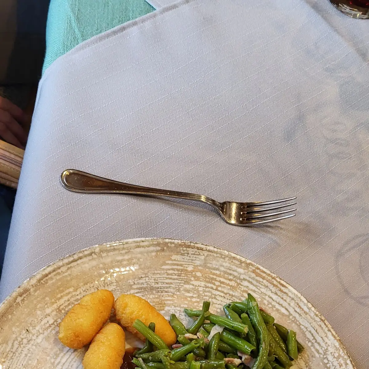 Zwiebelrostrazen Mit Speckbohnen Und Kroketten