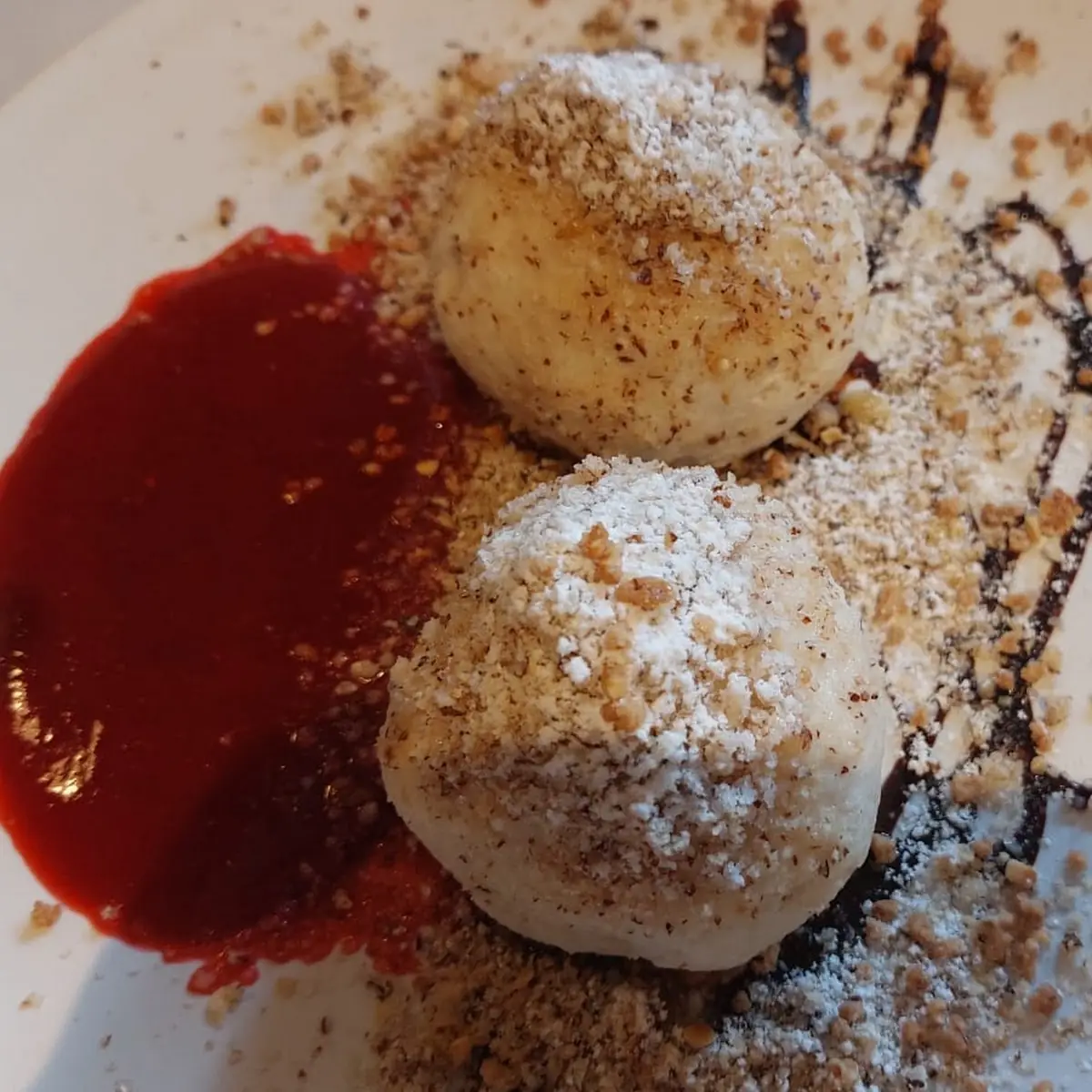 Mozartknödel Mit Gerösteten Haselnüssen Auf Himbeerspiegel