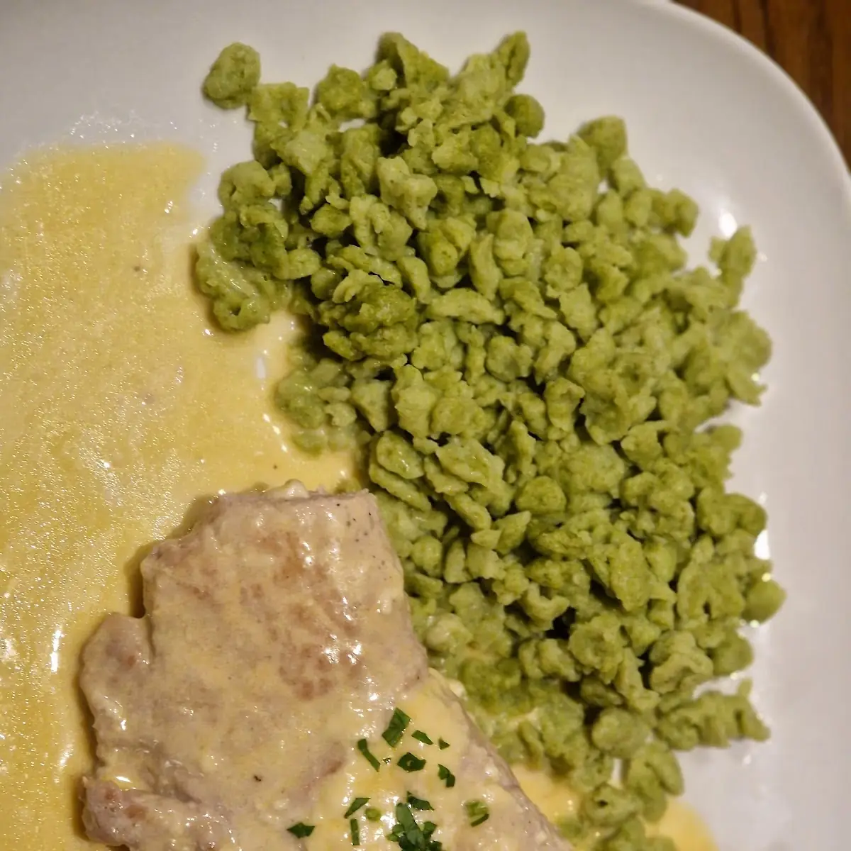 Schnitzel Mit Schinken Käse Gefüllt Mit Spinatspätzle In Weißweinsoße