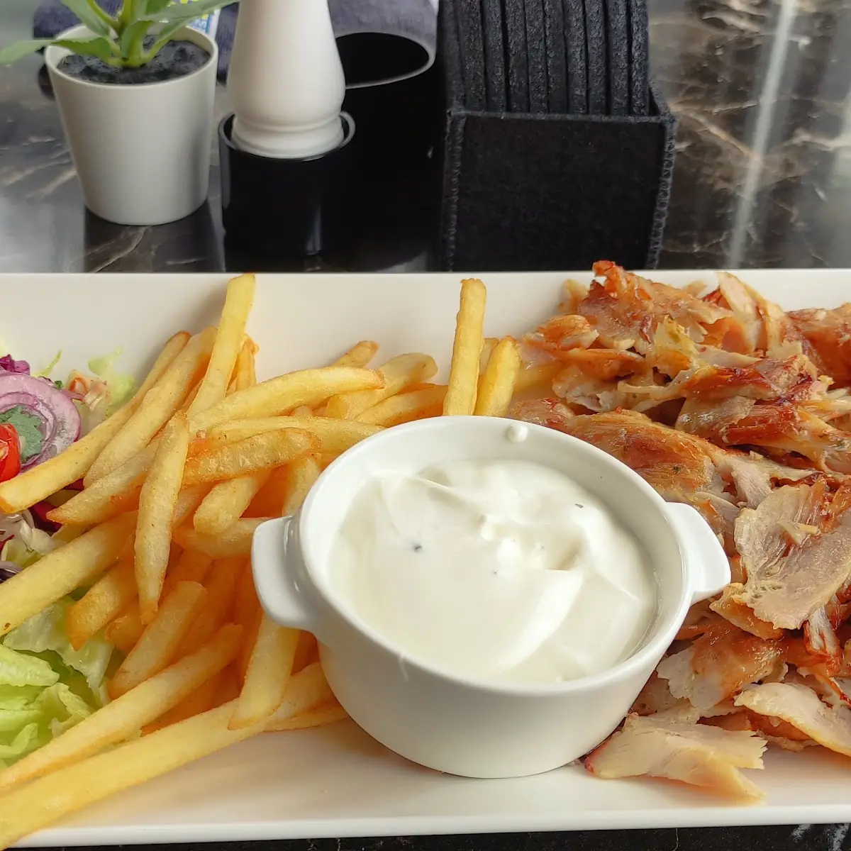 Dönerteller Mit Pommes U Salat
