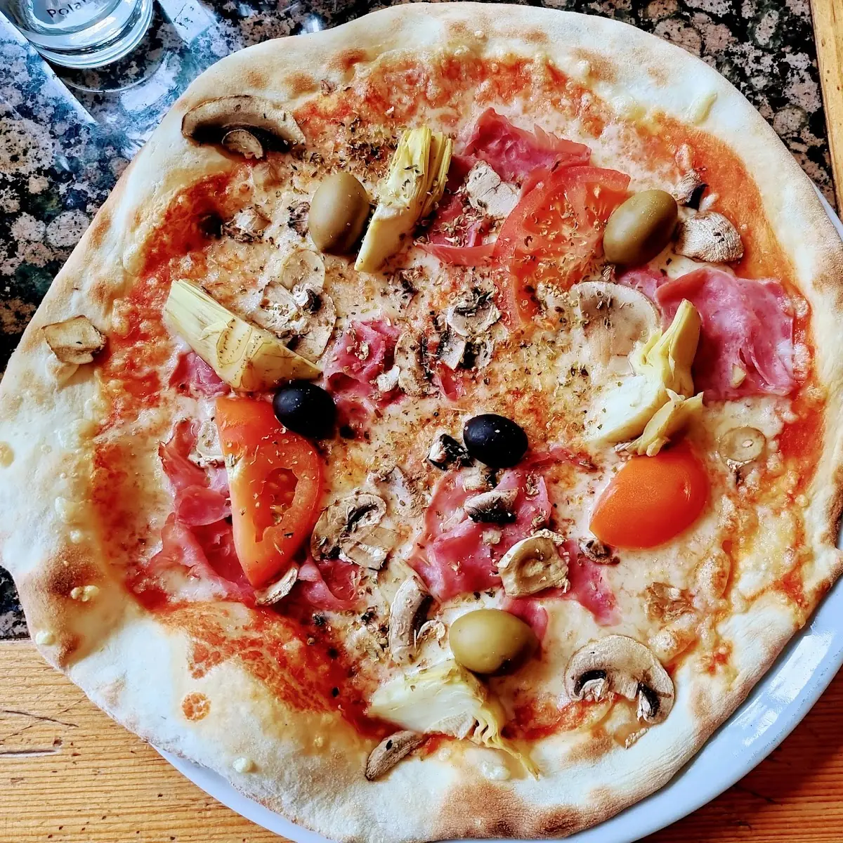 Pizza Capriciosa Mit Chiliöl