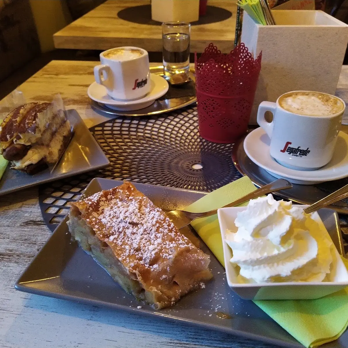 Hausgemachter Apfelstrudel