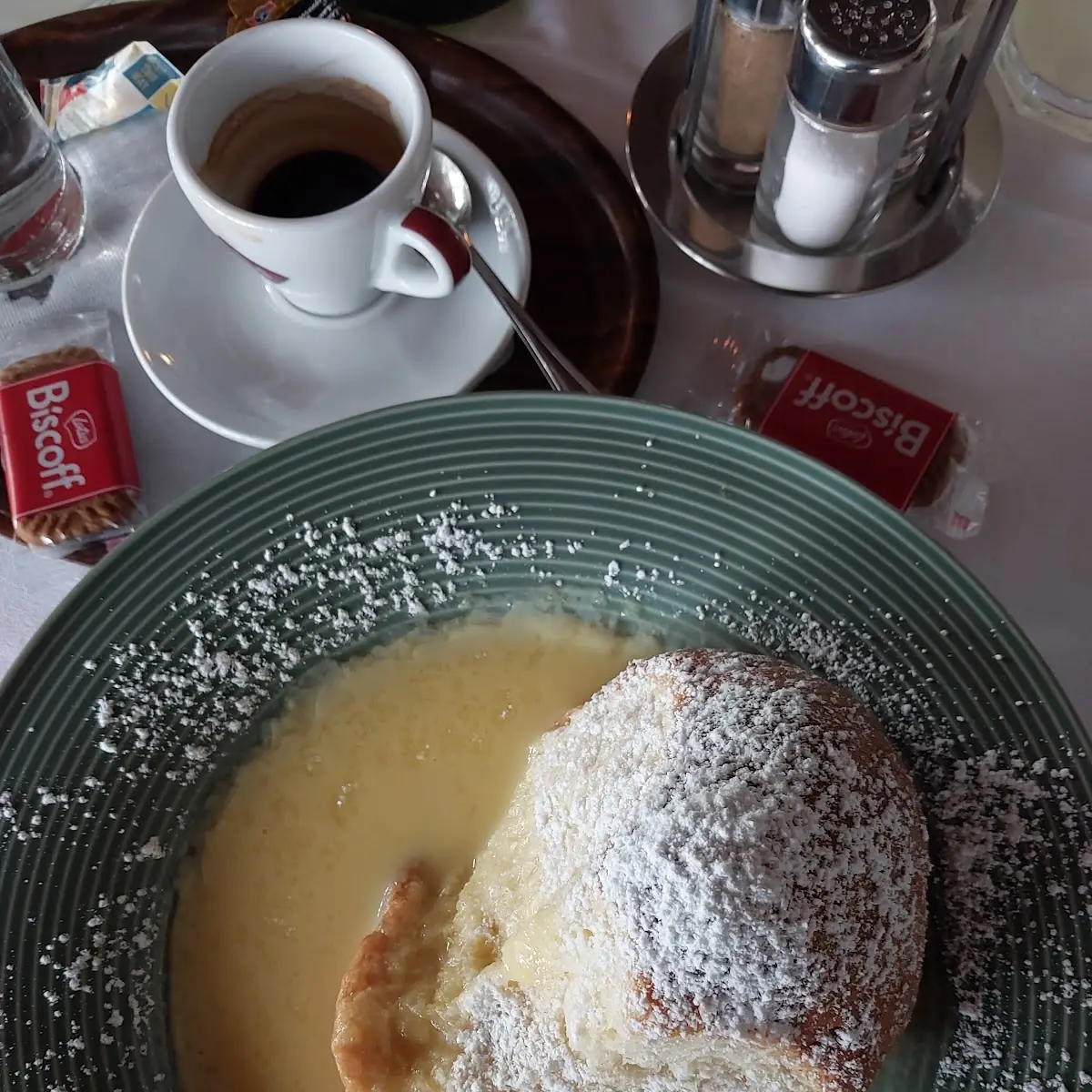 Buchtel Mit Vanillesauce