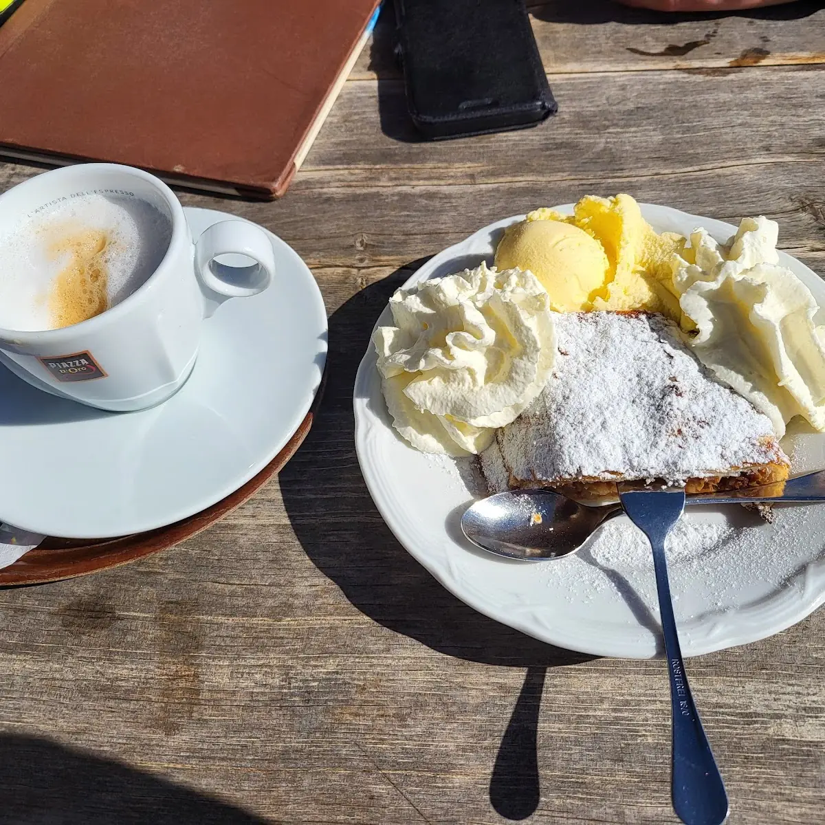 Apfelstrudel Mit Eis Und Sahne