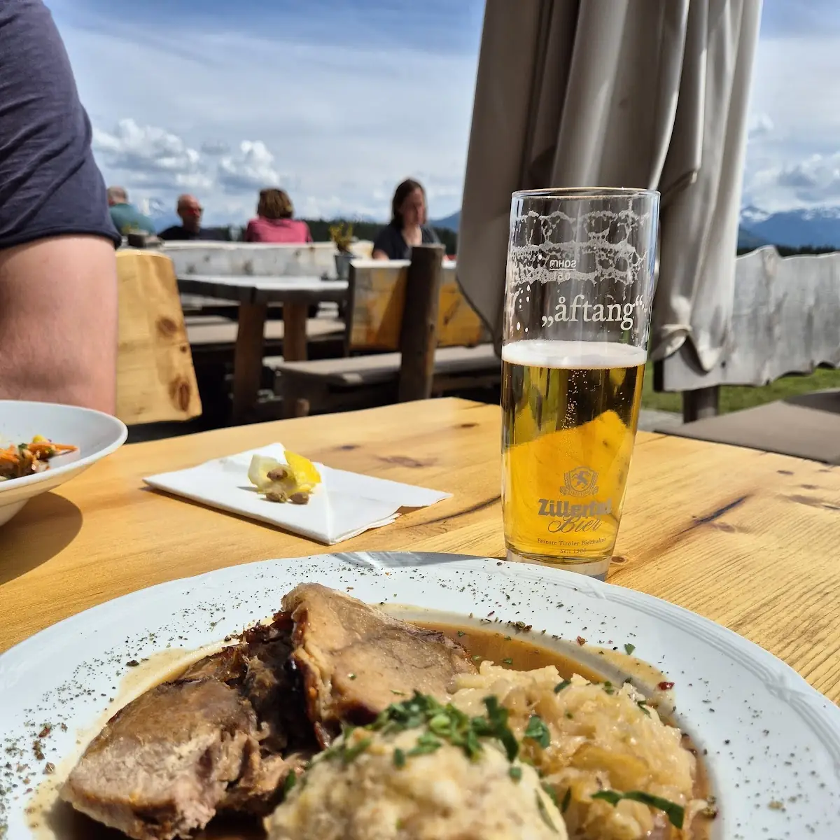 Schweinsbraten Mit Knödel Und Sauerkraut