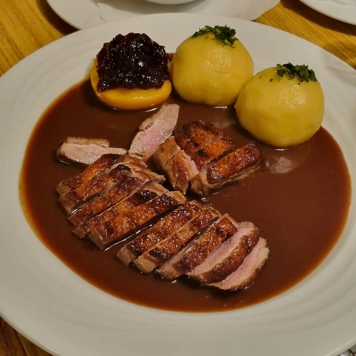 Flugentenbrust Mit Waldviertler Knödel Und Rotkraut
