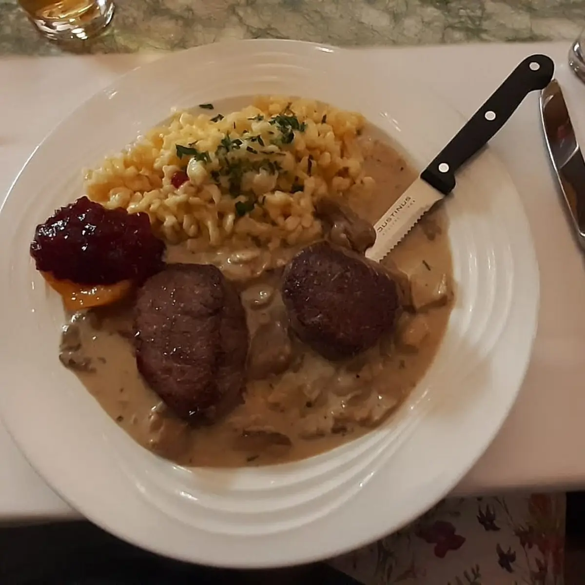 Rehmedaillons Mit Spätzle Und Pilzen