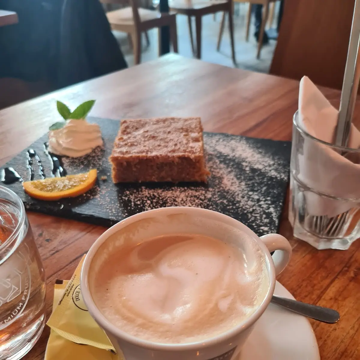 Karottenkuchen Und Cappuccino