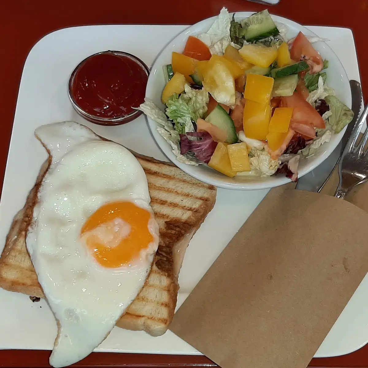 Toast Mit Spiegelei Und Salat