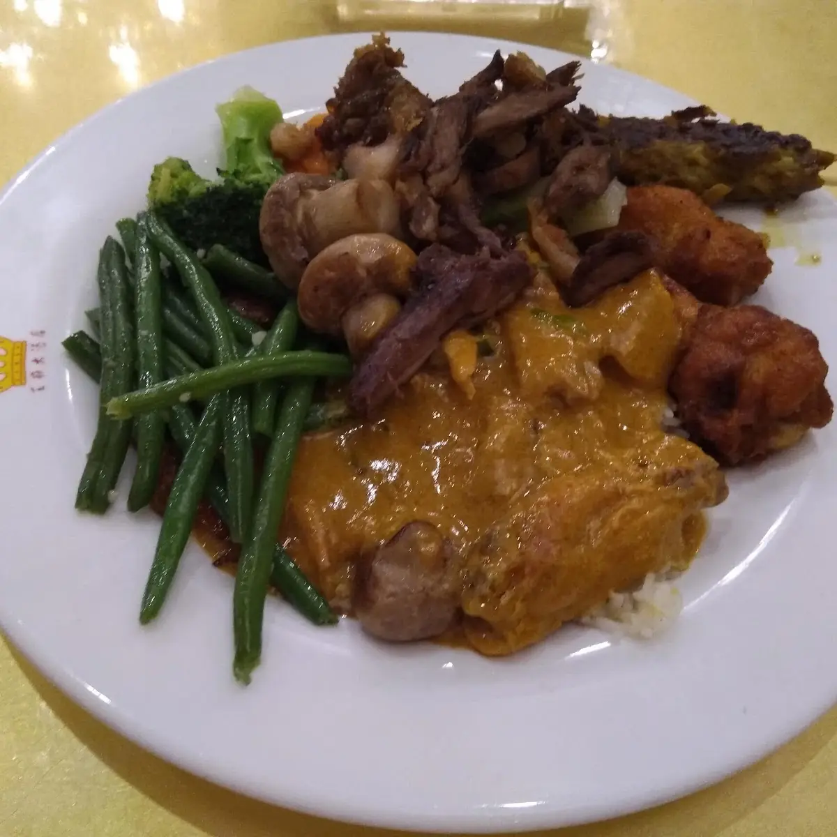 Schweinefleisch Poulet Mit Pilzen Und Jungen Bohnen