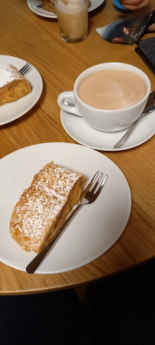 Apfelstrudel Und Heiße Schokolade