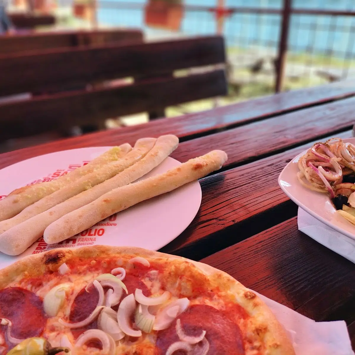 Pizza Romeo Pizza Stangerln Und Griechischer Bauernsalat
