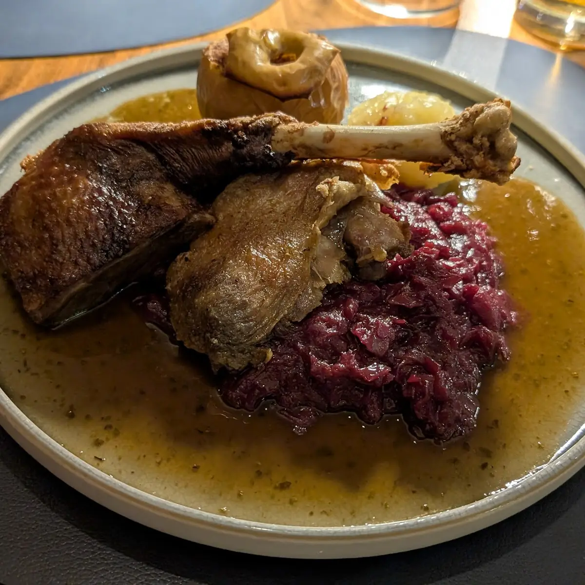 Ganslkeule Mit Rotkraut Und Erdäpfelknödel