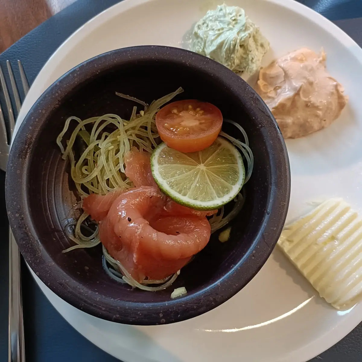 Marinierter Lachs Auf Sesamnudeln