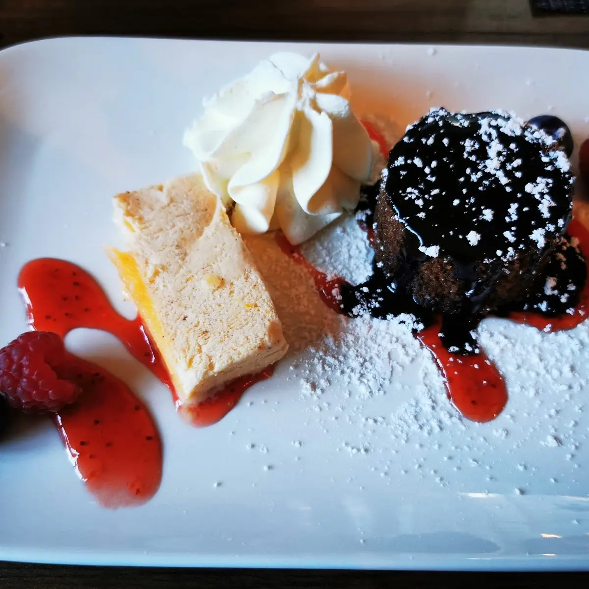 Heißer Schokolade Kuchen Mit Eis Als Nachspeise Vom Törggele-menü
