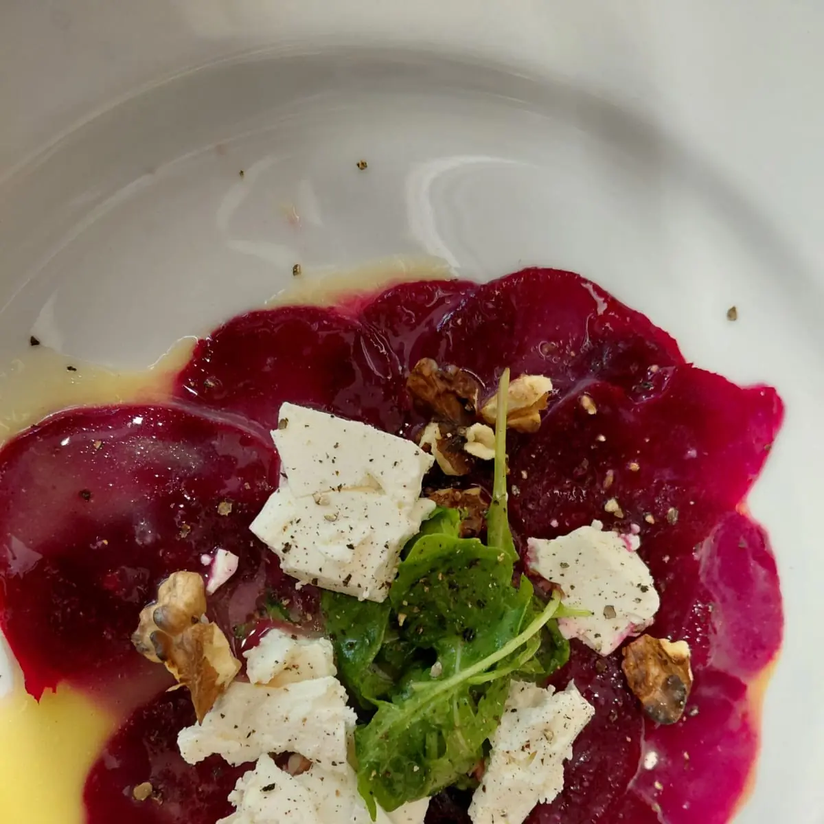 Rote-bete-carpaccio Mit Käse Und Walnüssen