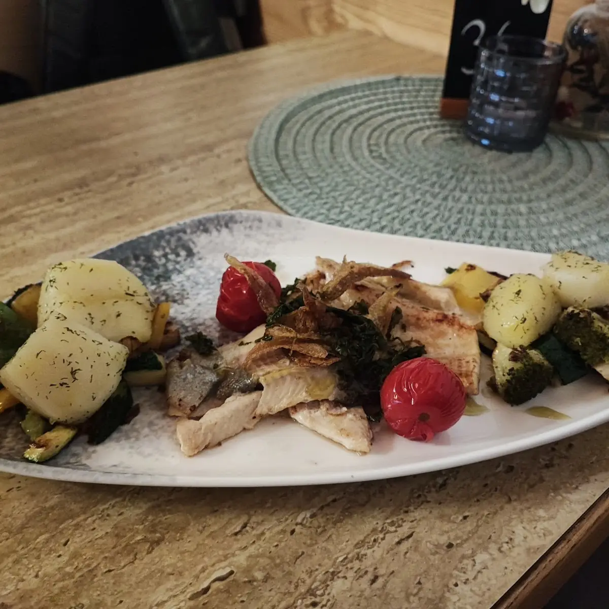 Saftig Ebratenes Forellenfilet Mit Dillkartoffel Und Sautiertem Gemüse