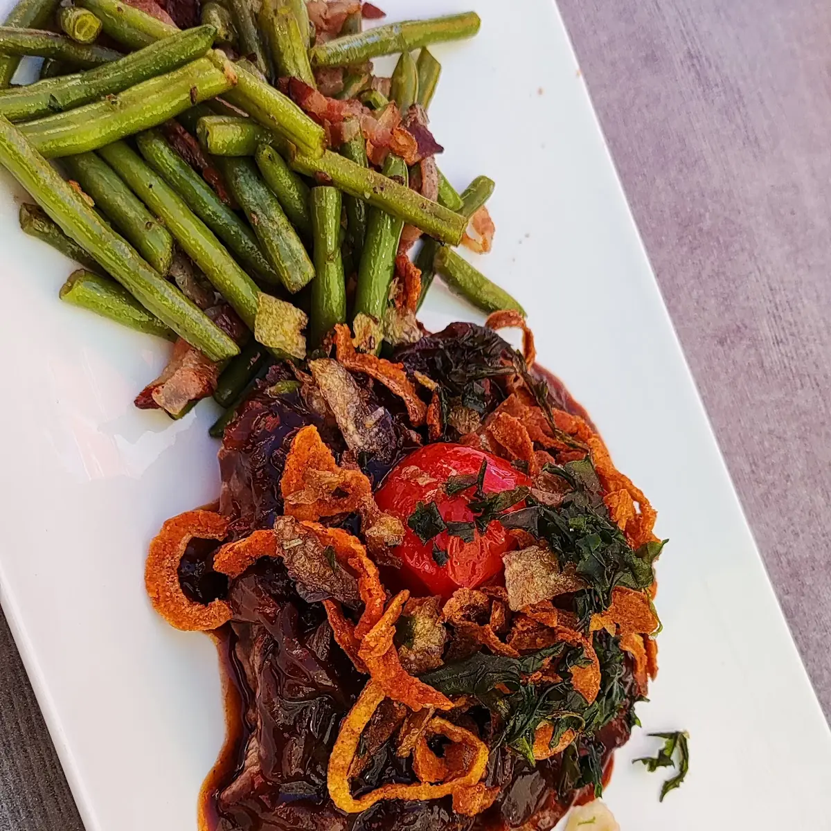 Zwiebelrostbraten Mit Speckbohnen Und Röstkartoffeln