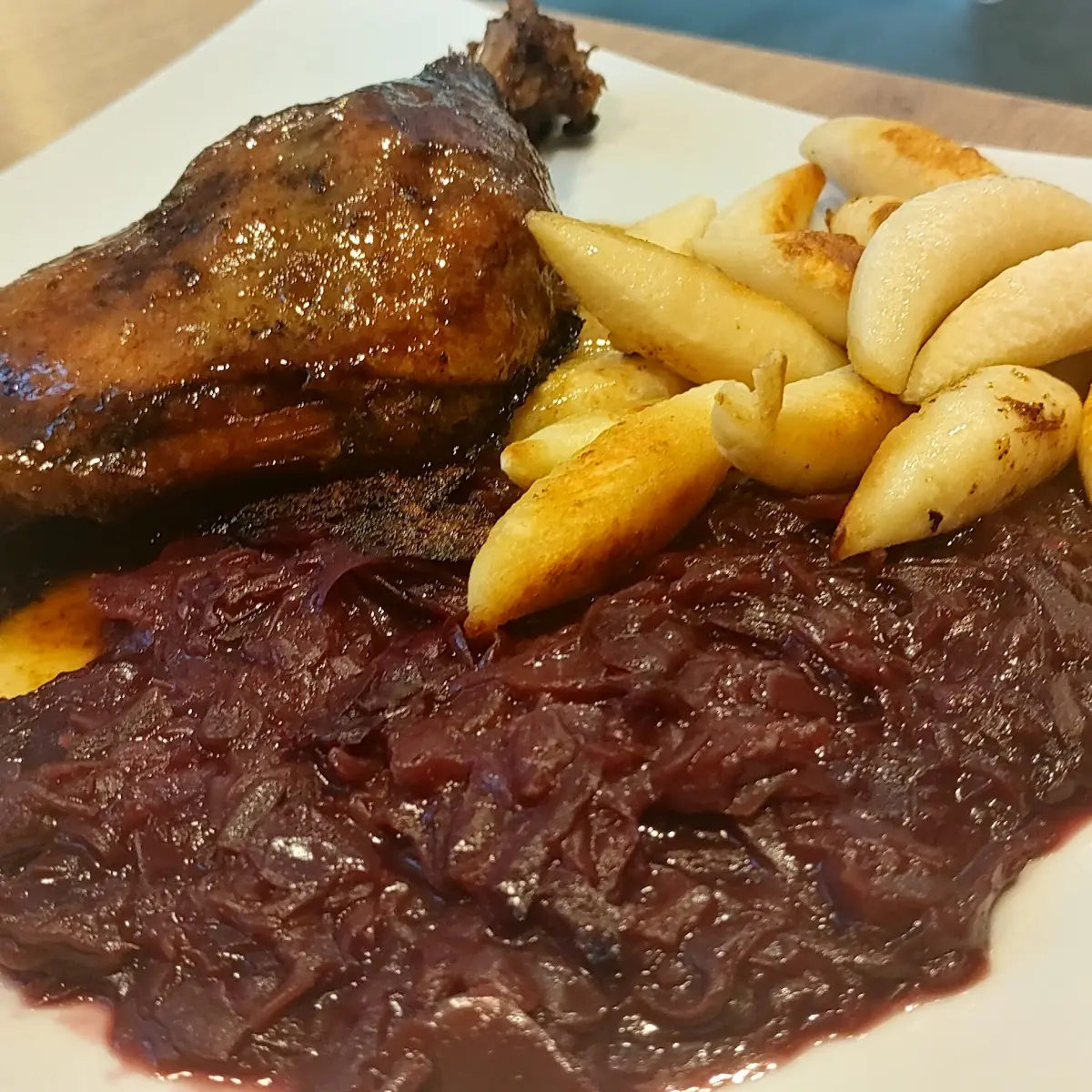 Gebratene Entenkeule Mit Schupfnudeln Und Rotkraut