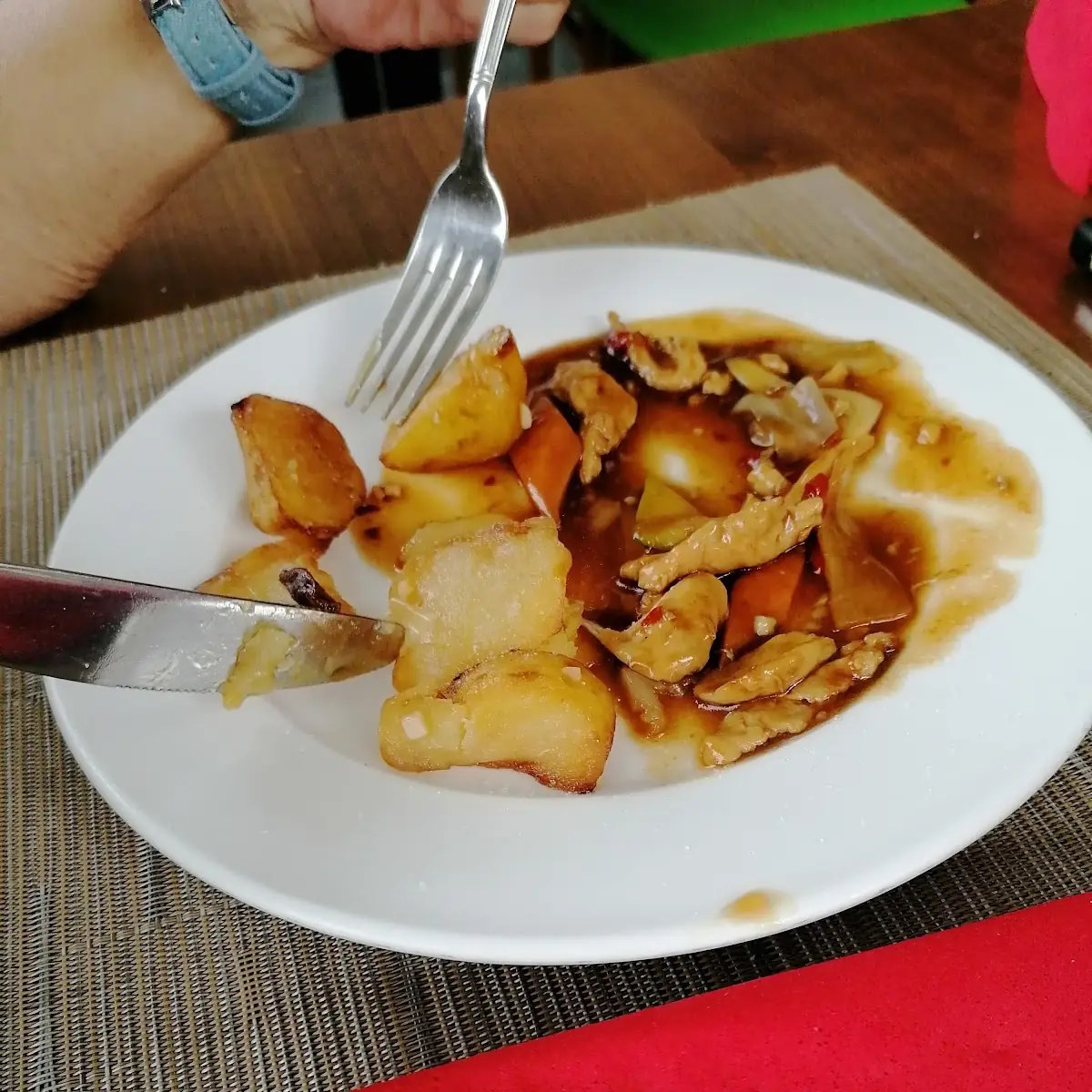 Huhn Knusprig Mit Bratkartoffeln Und Sauce