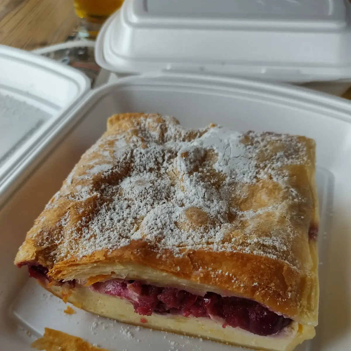 Hausgemachter Topfen-weichsel-strudel Am Foto Zum Mitnehmen