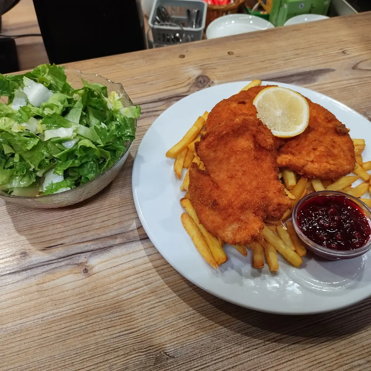 Wiener Schnitzel Mit Pommes Und Salat