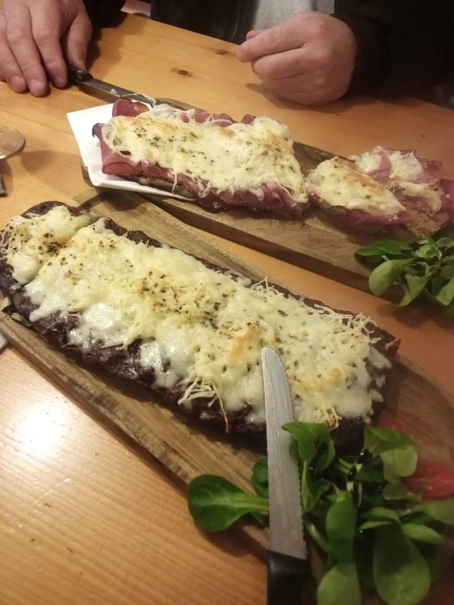 Überbackenes Schinken Und Blunzen Brot