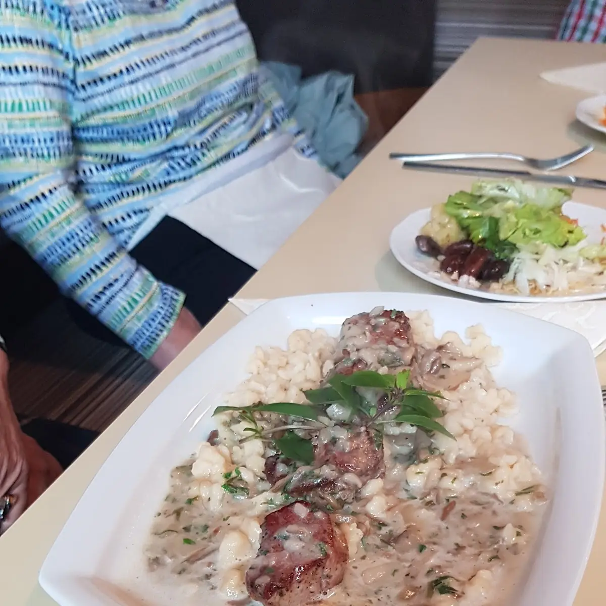 Schweinsfischerl Mit Schwammerlsoß Und Spätzle