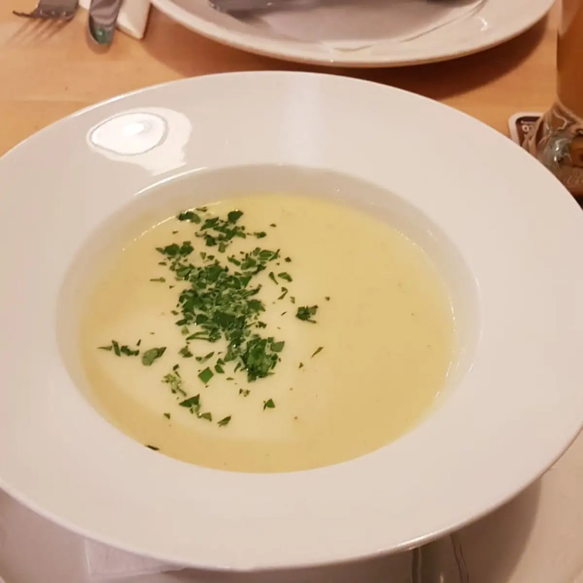 Curry-zitronengras Suppe Mit Gebratener Lachsforelle