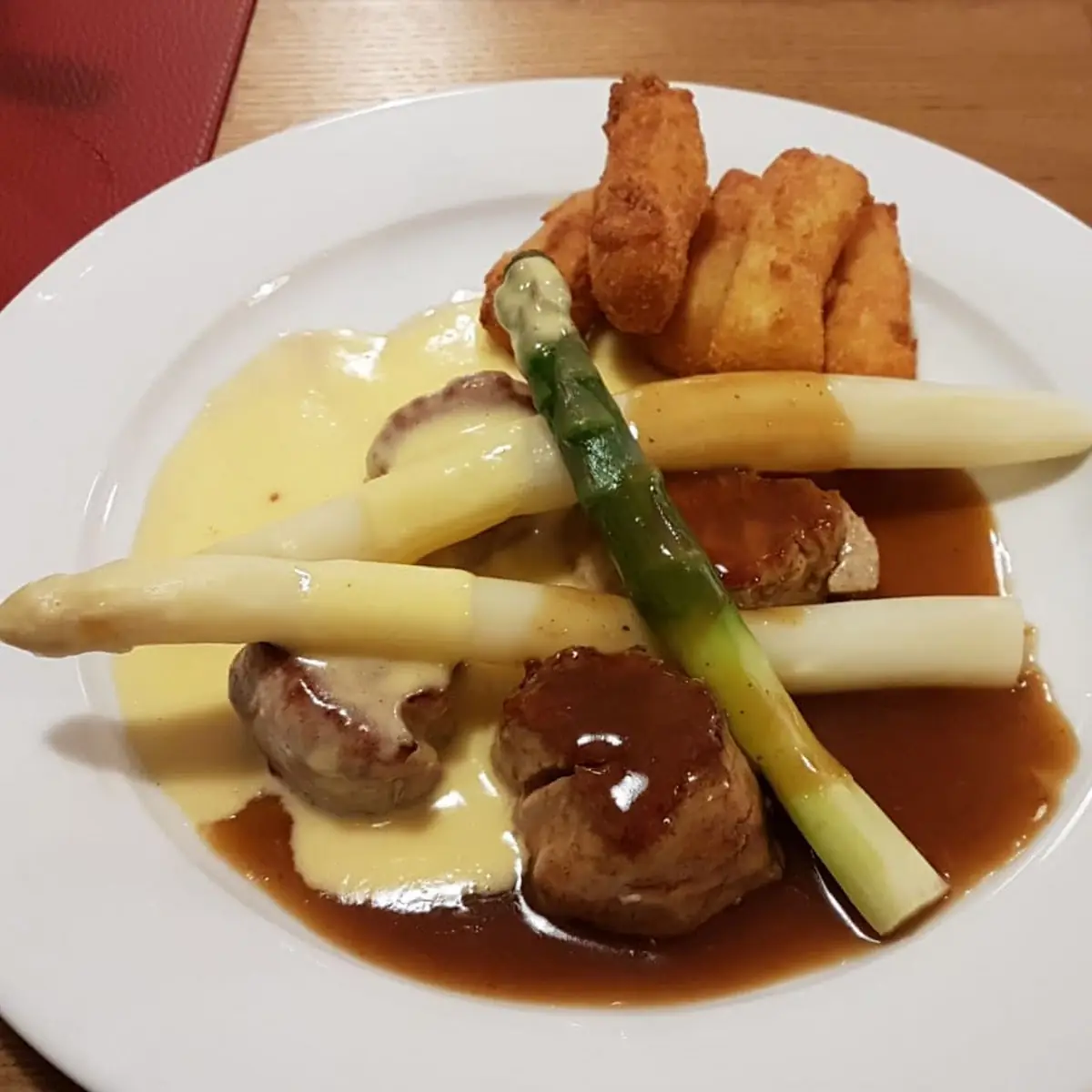 Gegrillte Schweinsmedaillons Mit Frischem Spargel Sauce Hollandaise Und Erdäpfelkroquetten