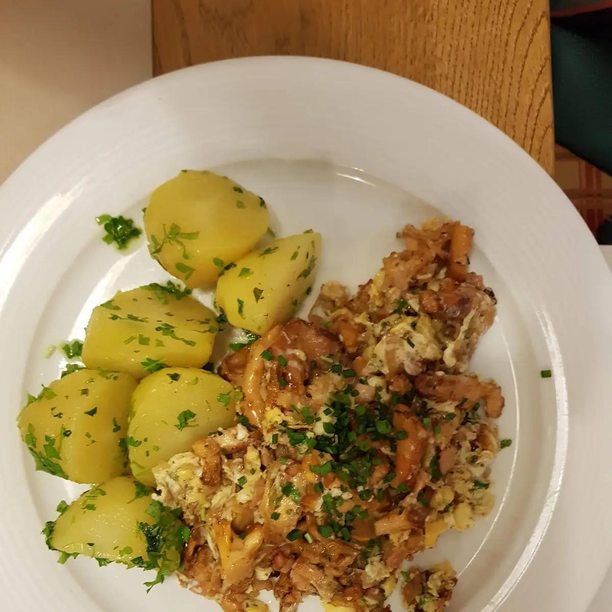 Geröstete Eierschwammerl Mit Speck Und Ei Dazu Petersilkartoffeln Und Blattsalat