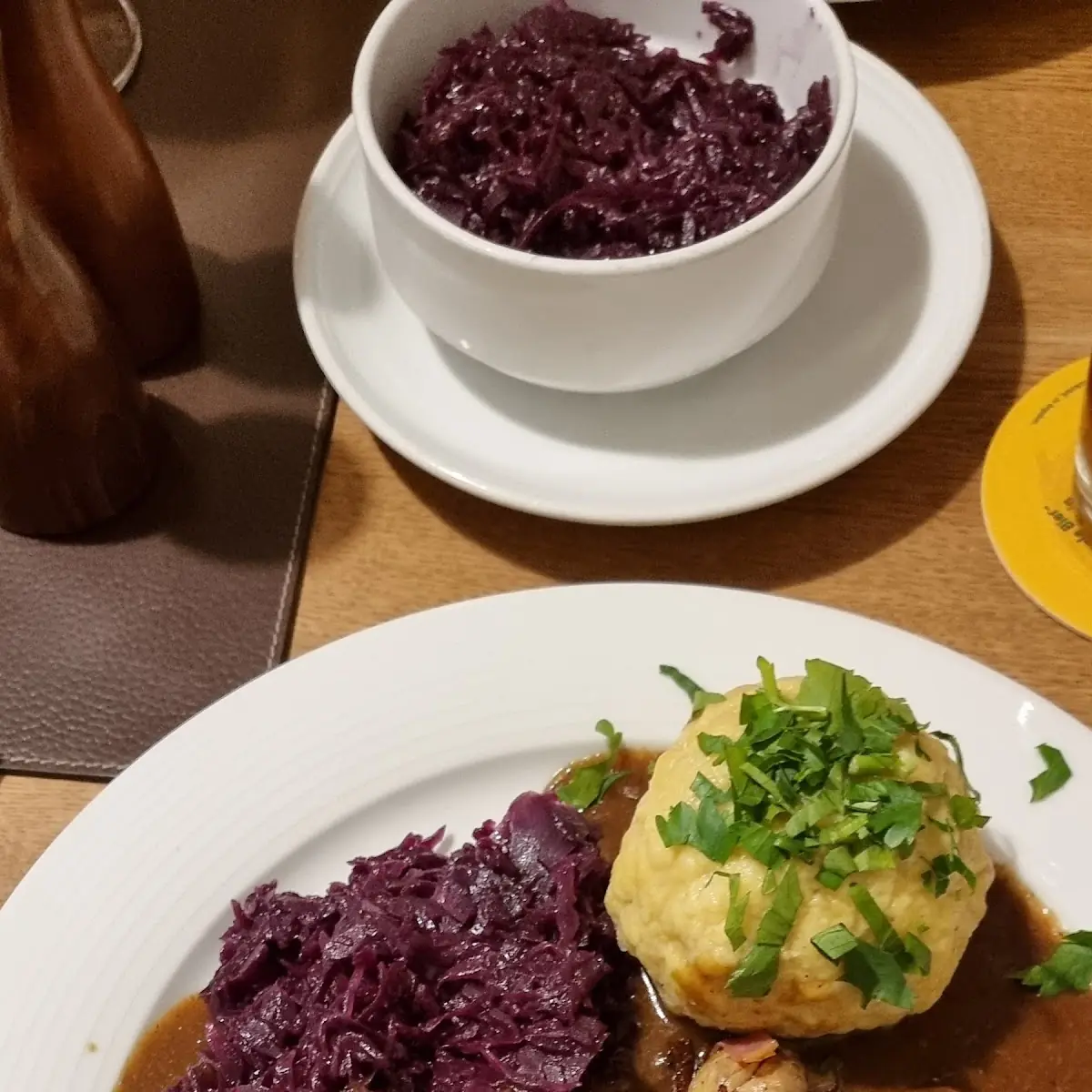Hirschragout Mit Champignons Und Speck Dazu Rotkraut Semmelknödel Und Preiselbeeren