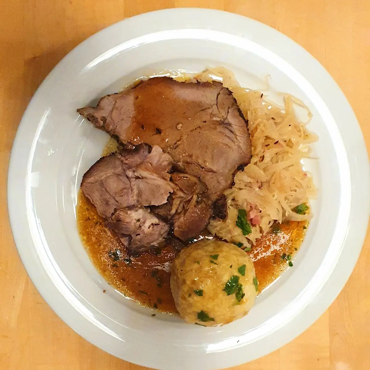 Kümmelbraten Mit Semmelknödel Und Krautsalat