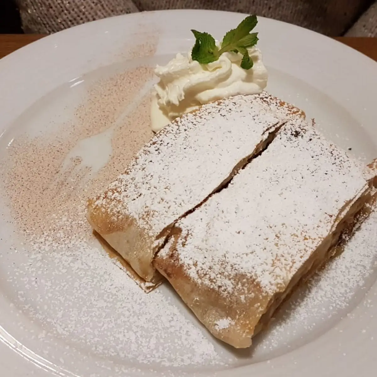 Ofenfrischer Apfelstrudel
