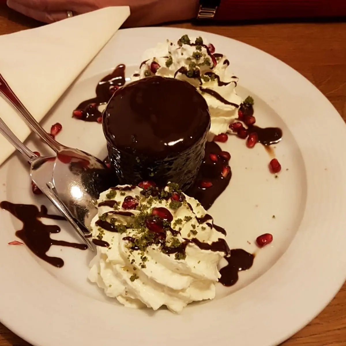 Warmer Schoko-nuss Kuchen Mit Schlagobers