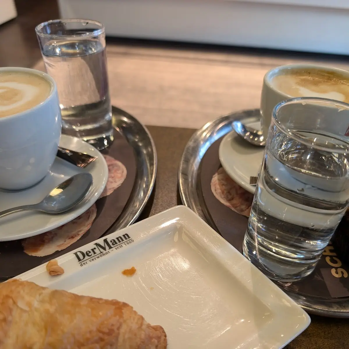 Ribiselcroissant Und Melange