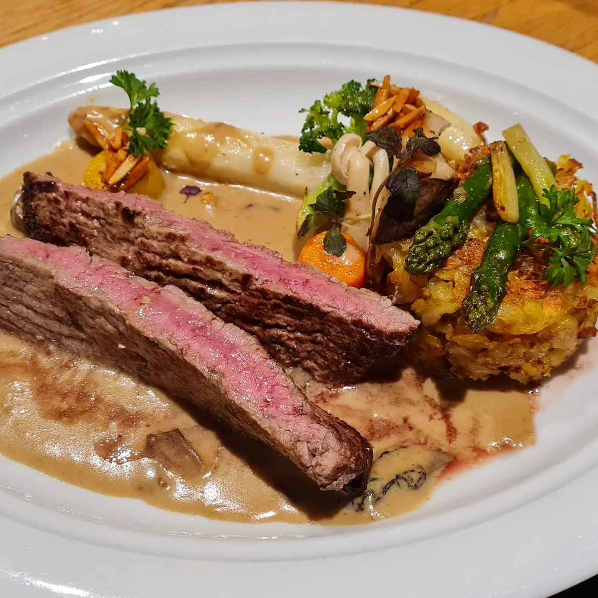 Gebratenes Beiried Kartoffelrösti Spargel Morchelrahmsauce