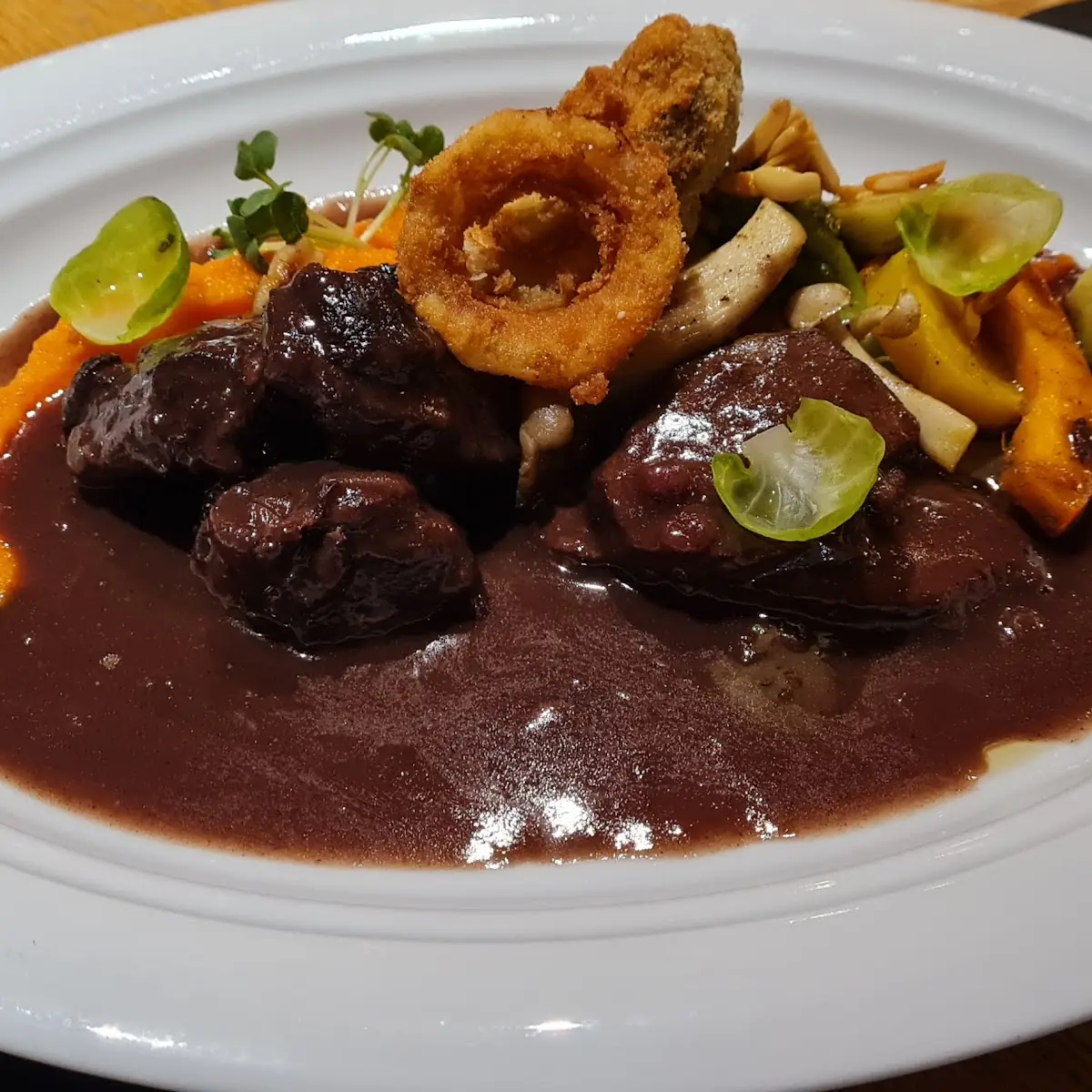 Rehbraten Mit Kroketten Rotkraut Und Gemüse