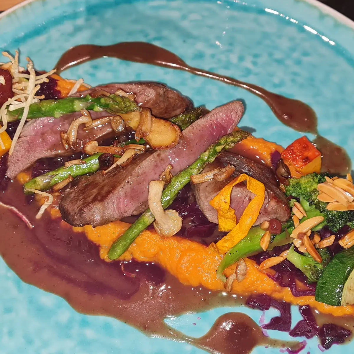 Rehrückenfilet Rosa Gebraten Mit Süßkartoffelpüree Und Rotkraut