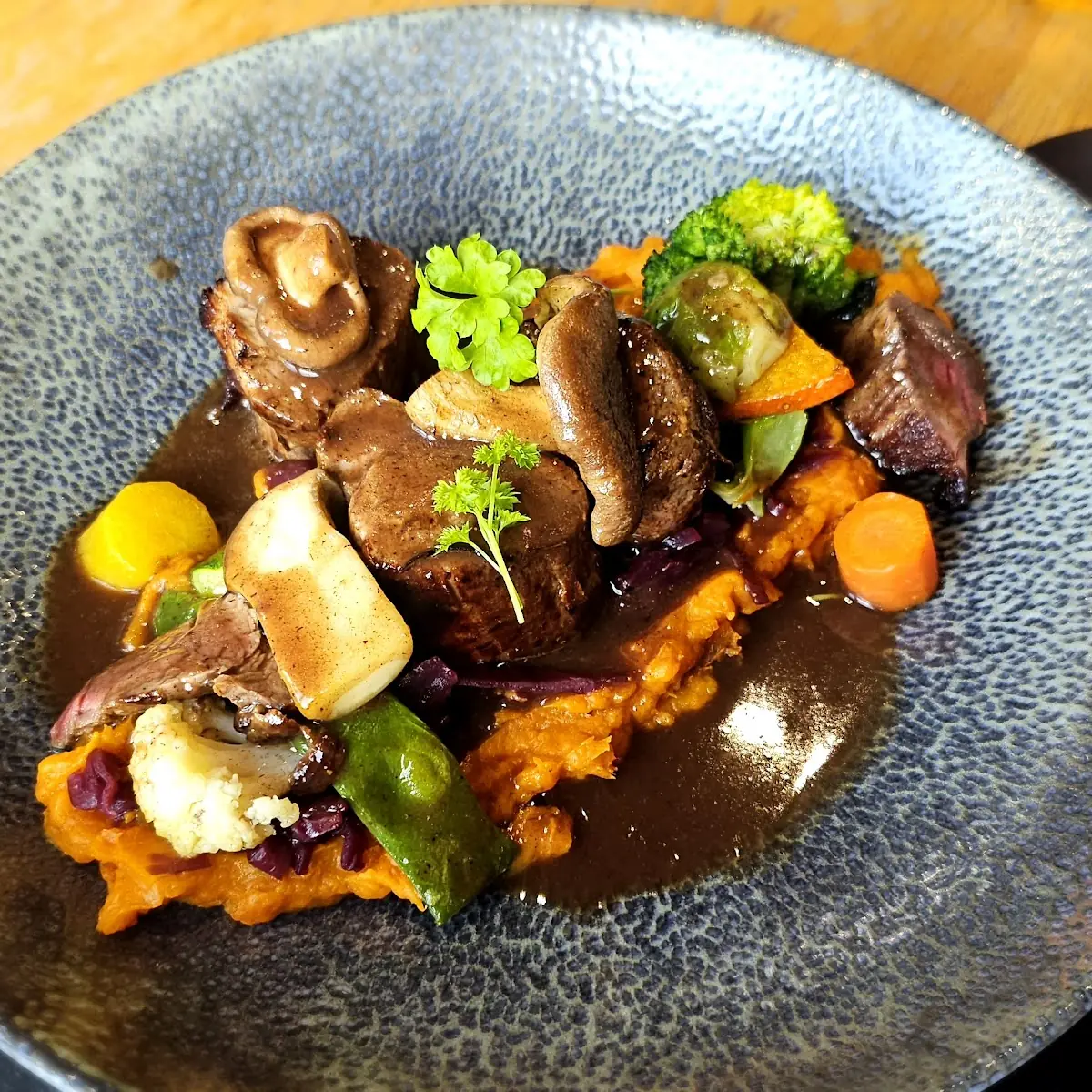 Wildschweinfilet Mit Süßkartoffelpüree Rotkraut Und Gemüse